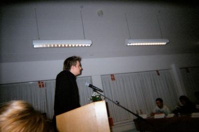 Og han står der stadig....
