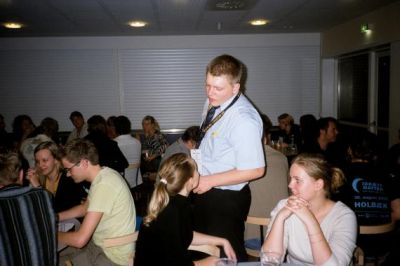 Begge møder er slut og aftenens cafe er i gang, dirigent Dixen er straks på gulvet
