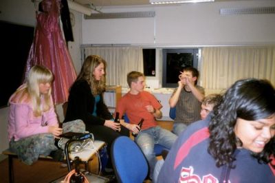 Øllet er kommet på bordet og balkjolerne er hængt op
