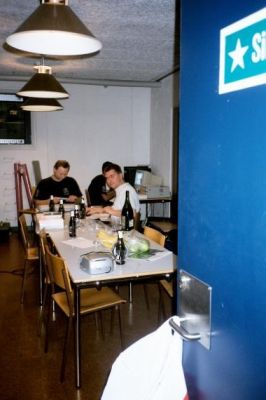 I lokalet lige nedenunder knokler PG'erne med de sidste forberedelser
