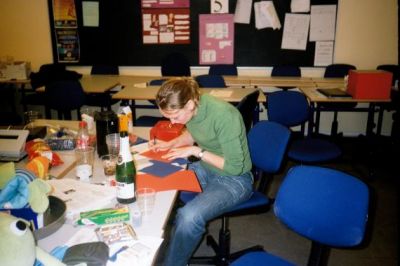 Mødet er slut og Karen er i gang med at planlægge deltagernes eftermiddagsaktivitet
