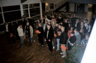 Her på rækker i deres hold
