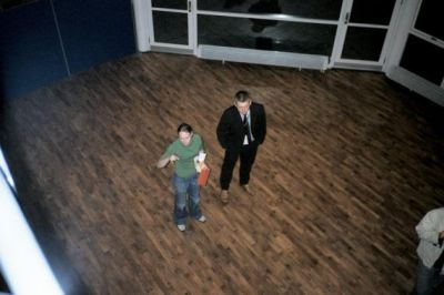 Karen er i gang med gennemgangen af programmet, mens Dixen overvåger
