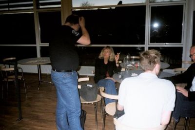 Det er blevet tid til en øl for "de gamle"
