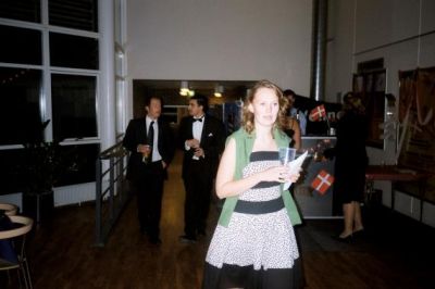 Karen kommer med resultaterne af eftermiddagens løb
