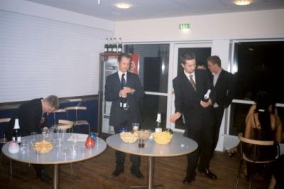 Aftens konferencier, Kaufmann, er klar med velkomstdrikken
