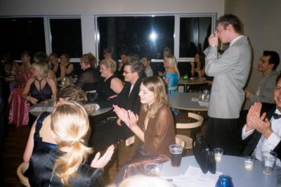 Deltagerne følger spændt med i aktionerne
