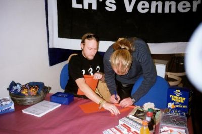 Imens er Lean og Folket i gang med at sætte kiosken op
