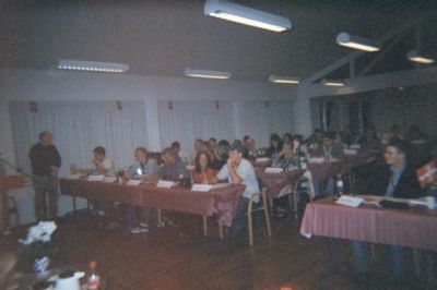 Deltagerne er ankommet og mødet er i gang
