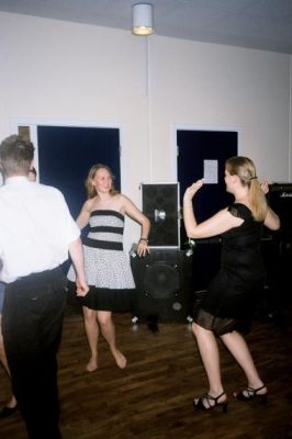 Karen har smidt skoene og er også kommet på gulvet
