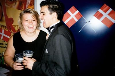 Referenterne har også fået øl og er i feststemning
