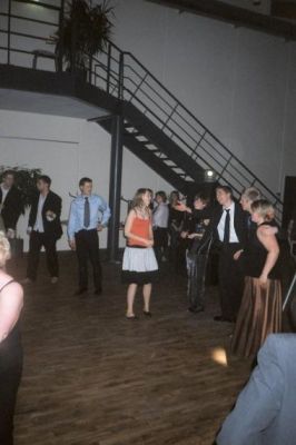 Tue prøver at score unge frøken Nilaus midt på dansegulvet
