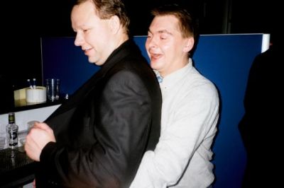 Og imens prøver Enkelt V og Loft et eller andet i baren...
