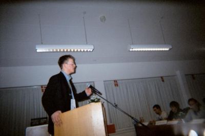 Formanden er også klar til at åbne mødet på talerskolen
