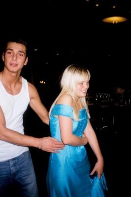 Stine Bager er ved at blive fanget af en fyr (tyr?)
