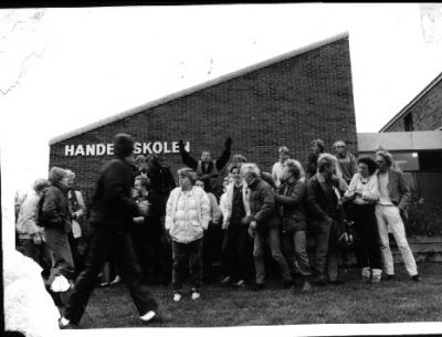 Deltagerne er kommet ud foran skolen
