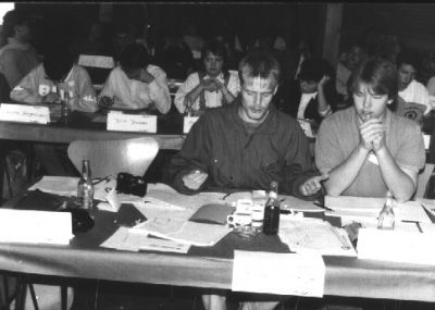 Et kig ud over salen, med den kommende Præsigne Signe Andersen på række to
