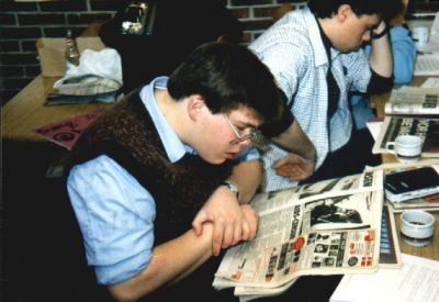 Mads Scheibel følger med i debatterne
