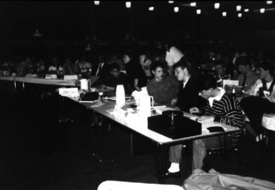 Et kig ud over salen med FU-bordet i forgrunden
