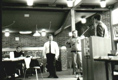 Johnny siger farvel til Jens Jonassen og Jette Kristensen fra Region 11, i baggrunden Jørgen Jacobsen
