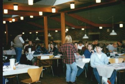 Et kig ud over salen hvor man blandt andet kan se: Jacob Tietge, Karin Dinsen og Nicolaj Lindtner
