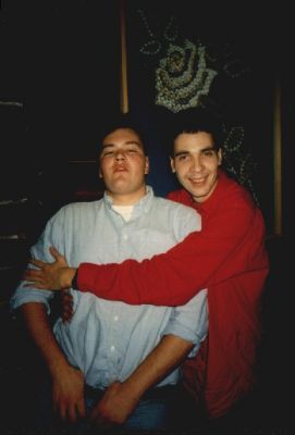 Jannis E... og Nicolaj Lund Larsen i et kærligt øjeblik
