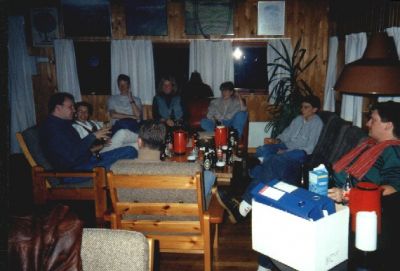 Folk er samlet torsdag aften på Stevninghus - det første repmøde uden for Skanderborg
