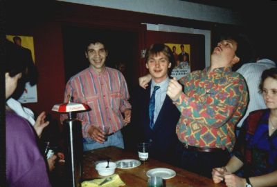 Nicolas Lund Larsen i baren med personalet: Per Loft og Flemming Videriksen
