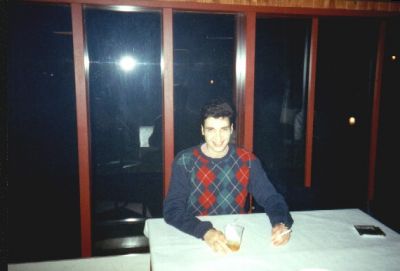 Nicolas Lund Larsen nyder en stille øl og en smøg
