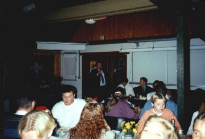 Ronald Kofoed siger ord, med blandt andet Jannis E..... i forgrunden
