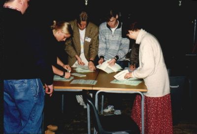 Så tæller stemmeudvalget: Louise Kirketerp, Asbjørn Christiansen, Henrik Andersen, Susanne Tobiasen og gemt Heidi Langhoff
