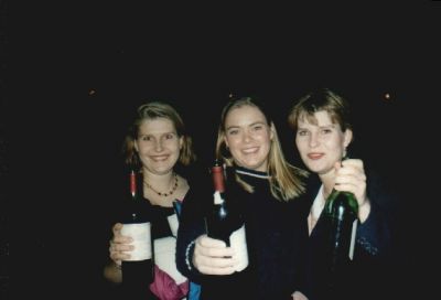 3 afgående: Karin Dinsen, Malene Mikkelsen og Lisbet Dinsen får sig et "glas" rødvin
