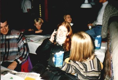 En ung Helene Jensen taler i en meget stor mobiltelefon
