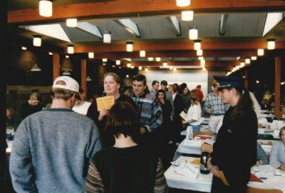 Så er der valg: Christian Tusborg er klar til at stemme, mens Peter Ryding overvåger det.
