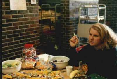 Det senere bestyrelsesmedlem i LH's Venner med særligt ansvar for sekretariatets drift: Heidi Langhoff passer baren
