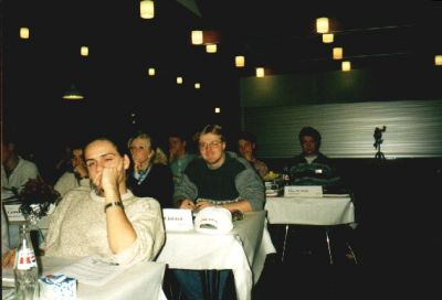 Den anden side af salen med Mogens Julsdorf i centrum
