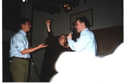 Den glade vinder og kommende FU'er får overrakt nøglen til bagageboksen
