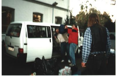 FU og HB's bagage læsses forsigtigt ind i bilen
