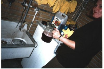 Lisbet Dinsen demonstrer hvordan man laver 100 liter saftevand i en næsten ren vask
