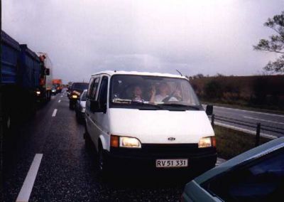 Et billed af repmødebilen på motorvejen, fotografen er løbet i forvejen
