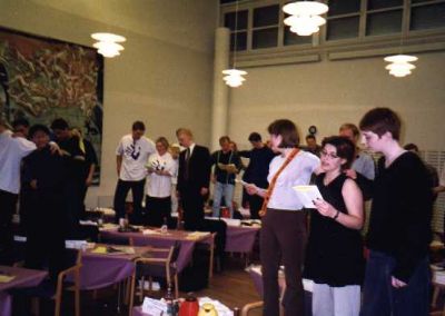 Der synges farvel i salen
