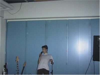 Aftenunderholdningen underholder UDEN sin guitar
