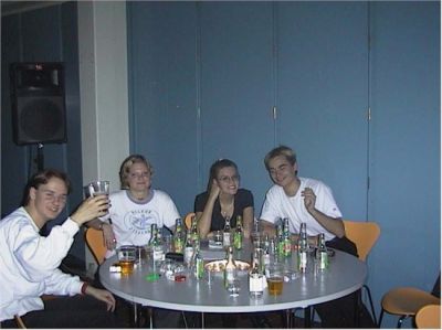 Og der bliver drukket et påfaldende stort antal sodavand....
