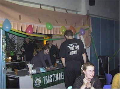 Så er den rigtige bar åben!
