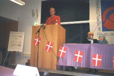 De 2 dirigenter, Charlotte og Andrea lytter til næstformandsberetning
