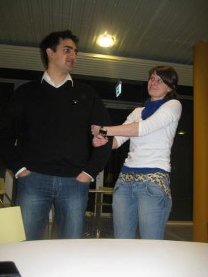 Mette prøver at trække i Shawn, lidt forgæves vist
