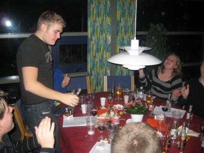 Der klappes flittigt af et eller andet...
