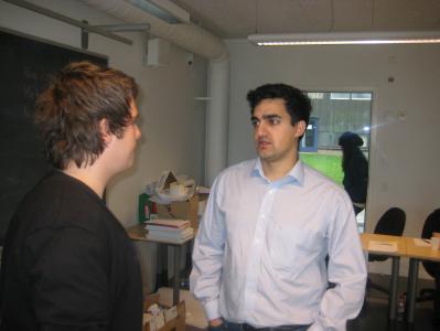 Kristian og Shawn drøfte lige de sovende deltagere
