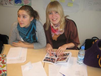 Imens er Mathilde igang med at se billeder fra sidste stormøde
